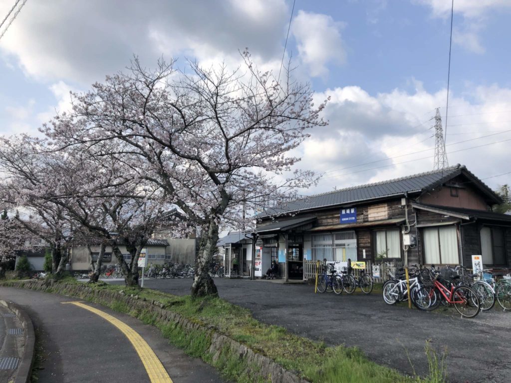 JR熊崎駅の木造駅舎と桜